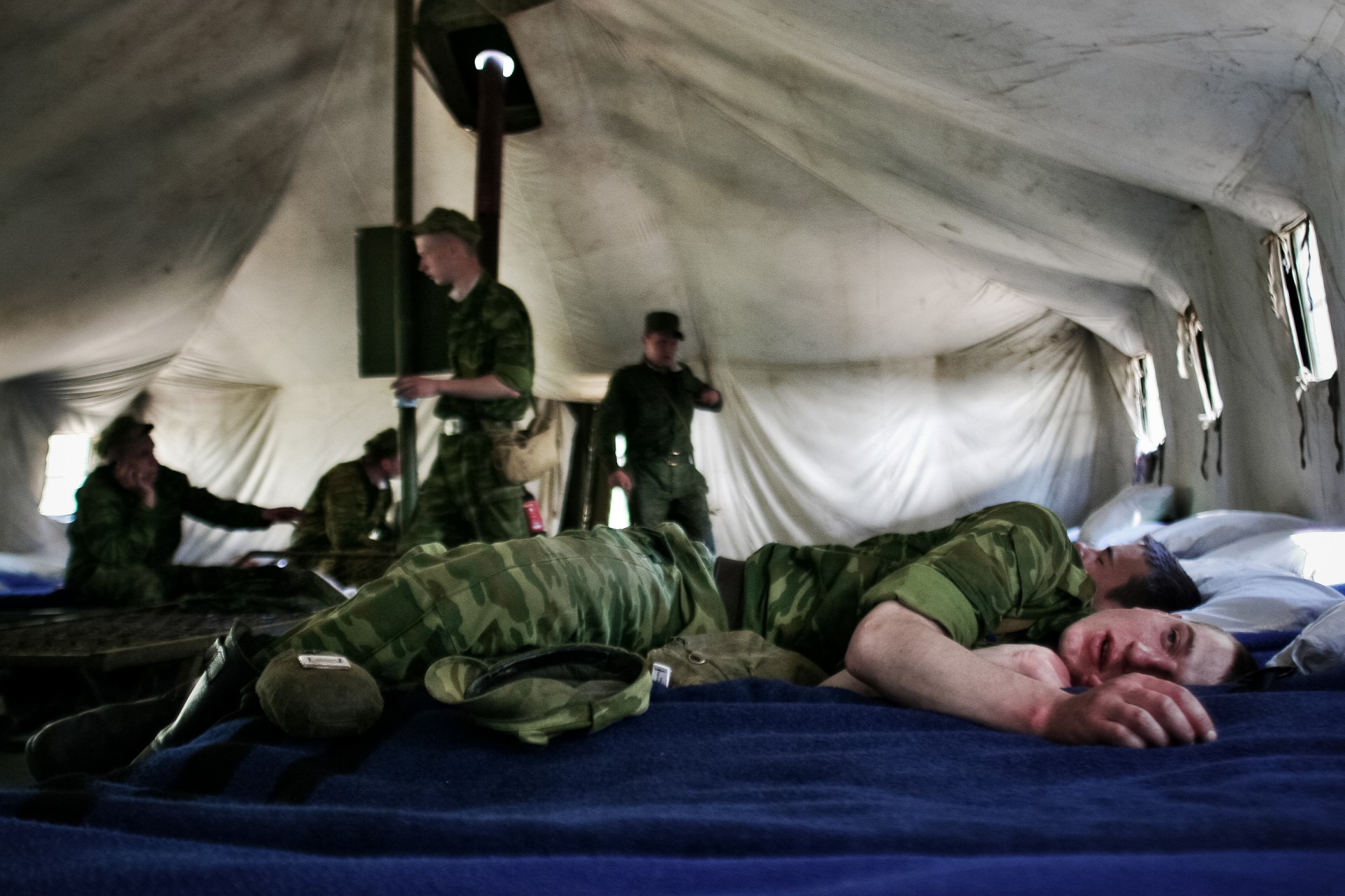 Армейский отпуск. Палатки в армии. Солдаты в палатке. Военная казарма. Полевая казарма.